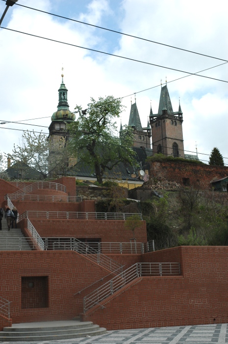 Rekonstruované hradby = schodiště na staré město