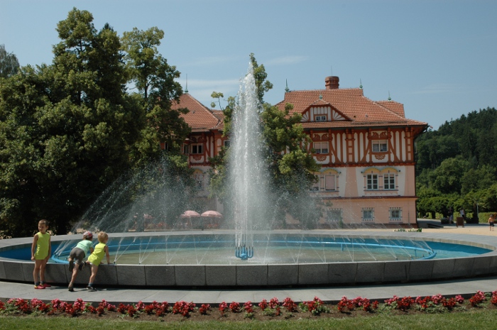 Vodotrysk a Jurkovičův dům